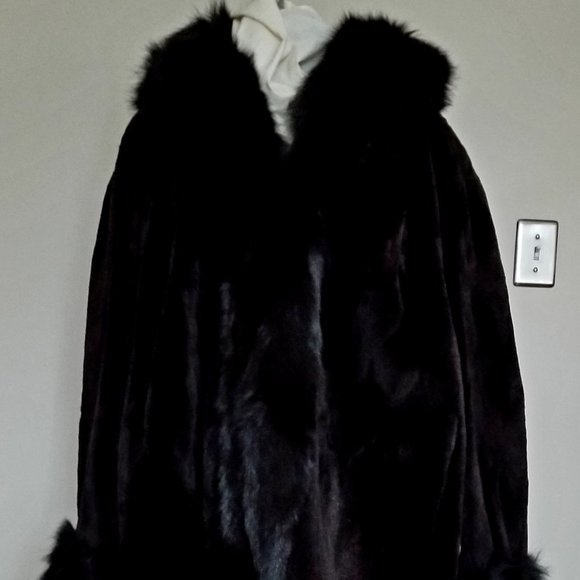 Women Beaver fur coat with hood - Picture 1 of 4